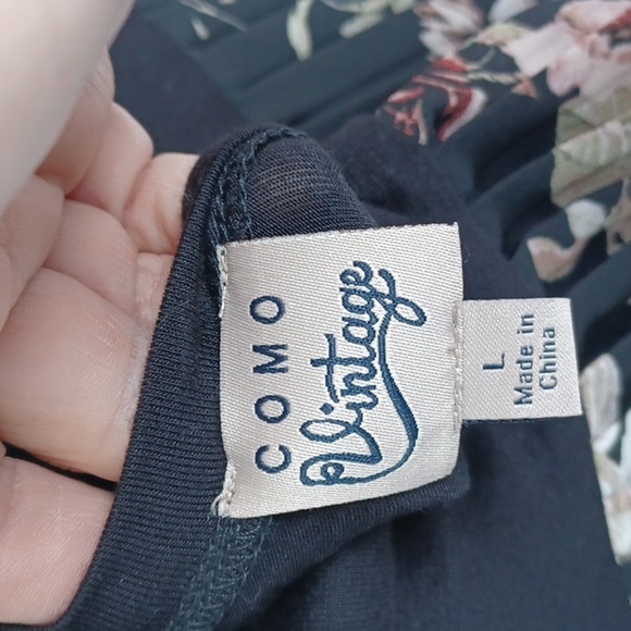 Como Vintage Oversize Black Tee with Pleated Floral Back - Picture 4 of 8